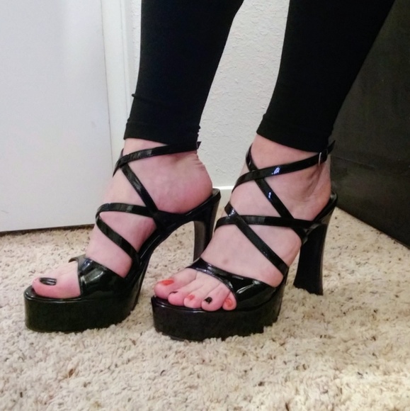 💜🖤ELLE Cute BLK Strappy-Chunk Heels💜🖤 - Picture 7 of 7